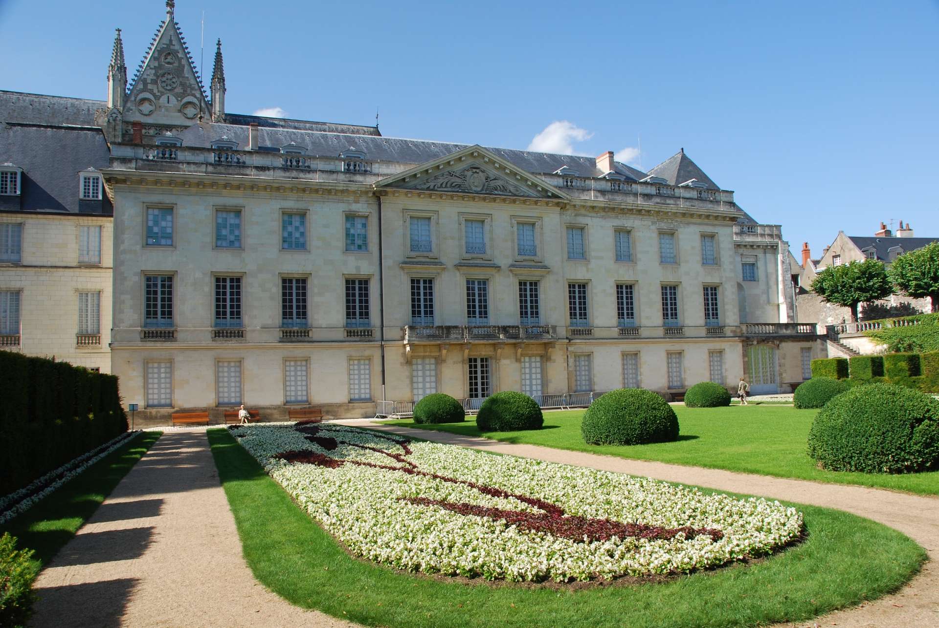 garden_at_musee_des_beaux_arts_in_tours_france.jpg