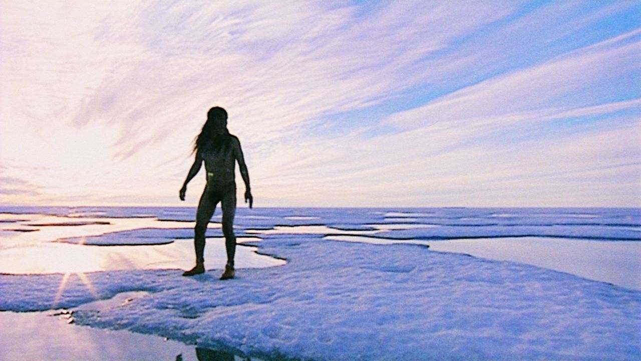 Un homme sur un glacier