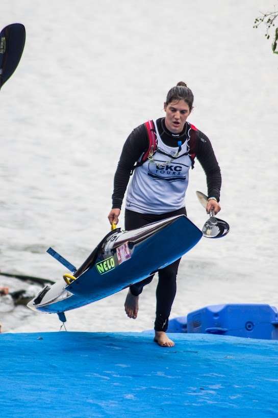 Femme qui court marathon de canoë-kayak