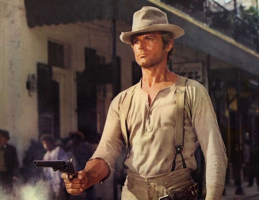 Terrence Hill pointant son revolver