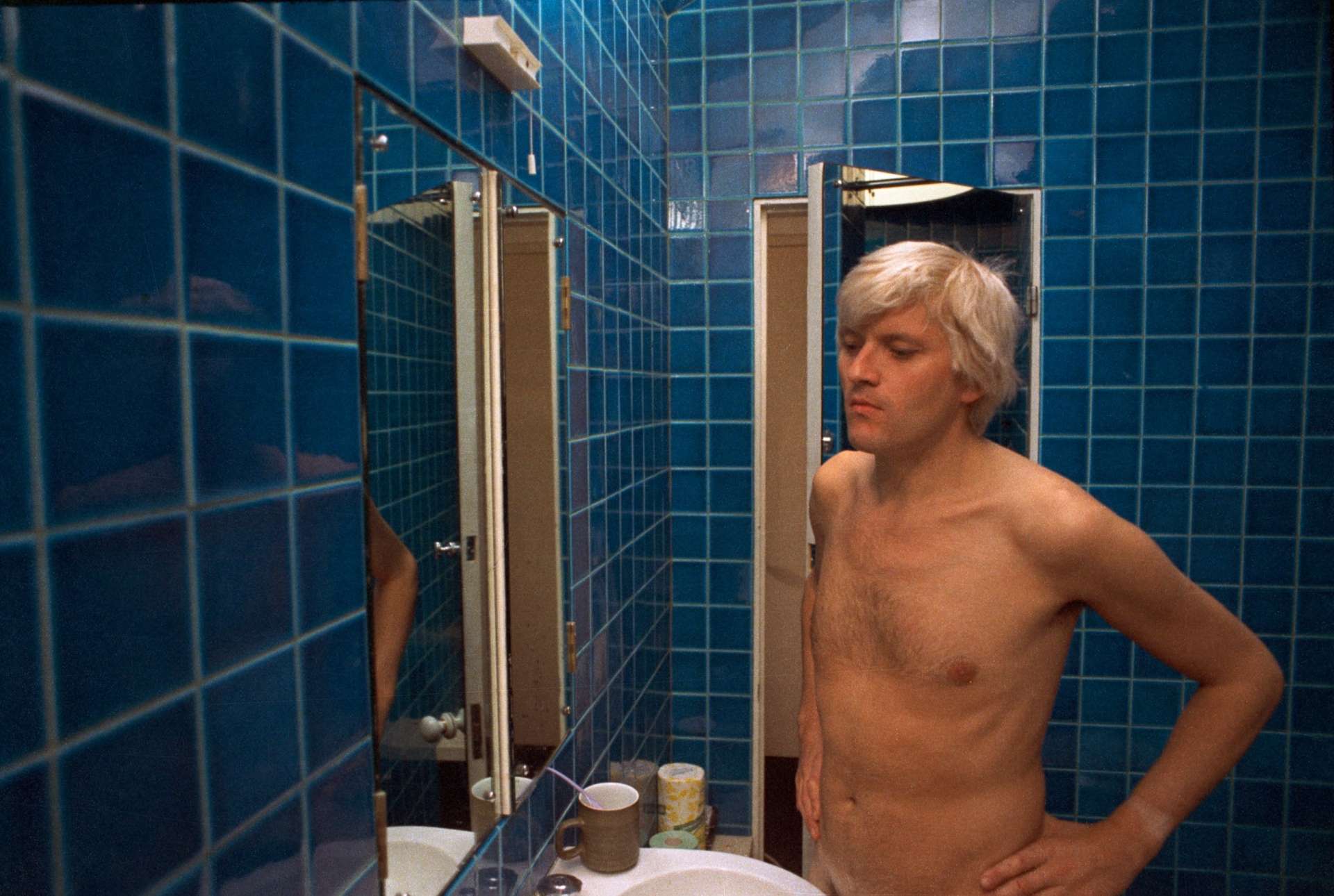 Le peintre David Hockney dans sa salle de bain