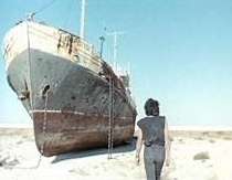 une photo du film L'Aiguille : un homme près d'un bateau posé sur le sable