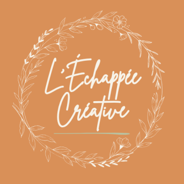 Logo L'échappée créative, couronne de fleurs blanches sur fond rouille